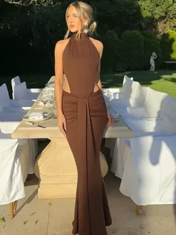 Robe de soirée moulante marron à dos nu et coupe sirène ornée d'une ceinture découpée et froncée.