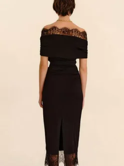 Robe de soirée moulante midi à épaules dénudées ornée de dentelle et froncée avec fente.
