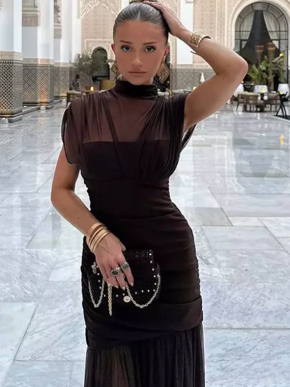 Robe de soirée noire à manches courtes et col montant