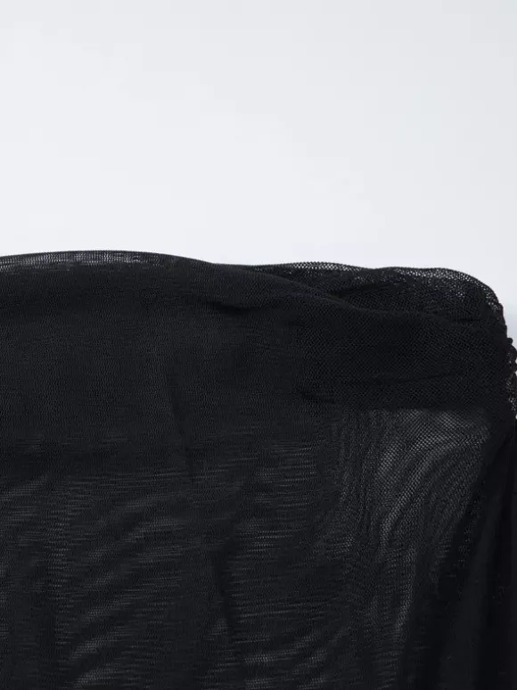 Robe de soirée noire à manches courtes et col montant