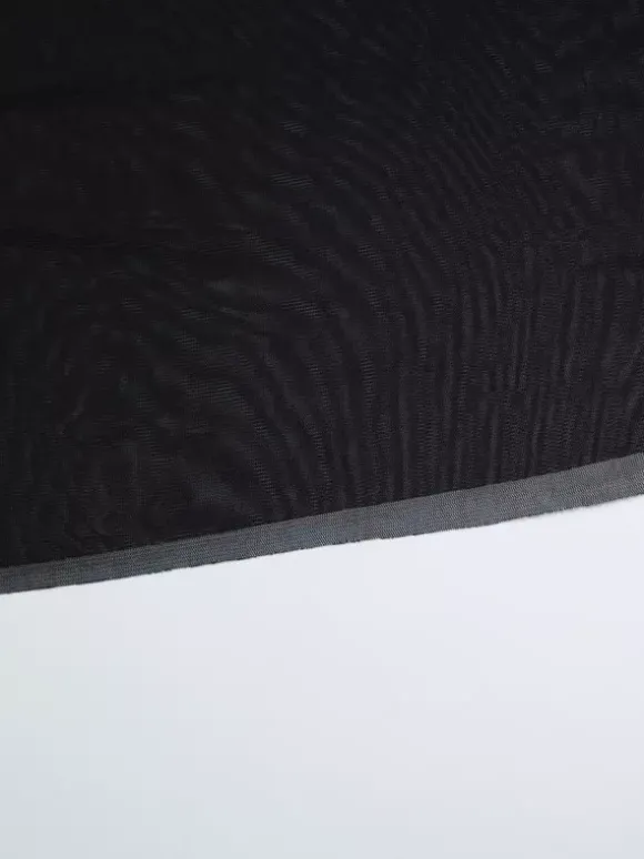 Robe de soirée noire à manches courtes et col montant