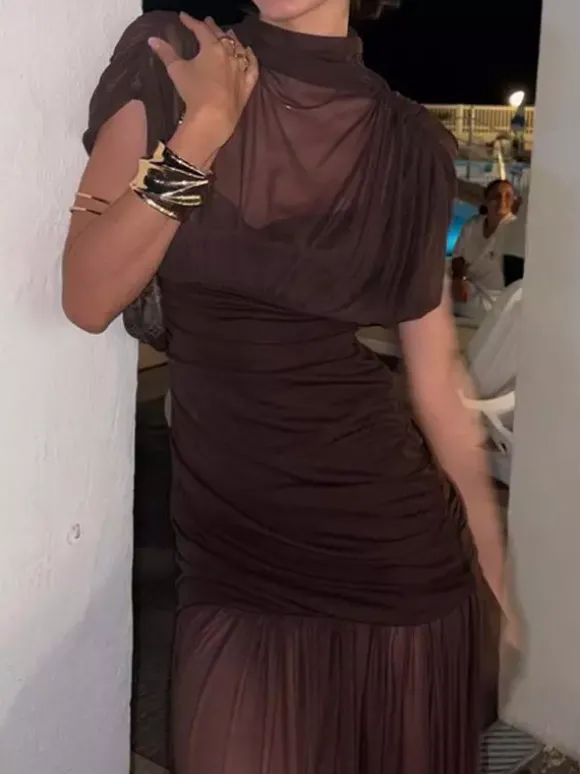 Robe de soirée noire à manches courtes et col montant