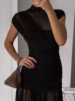 Robe de soirée noire à manches courtes et col montant