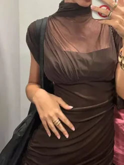 Robe de soirée noire à manches courtes et col montant