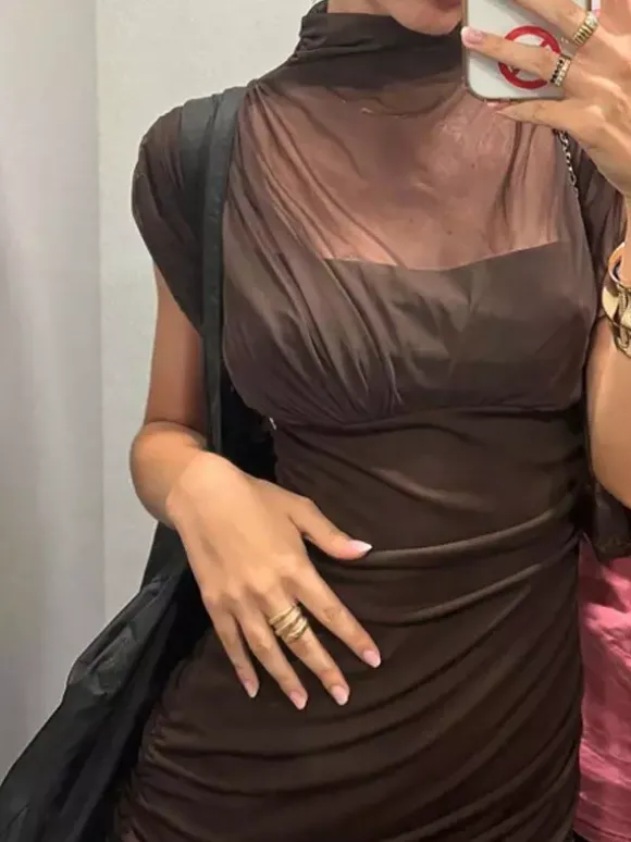 Robe de soirée noire à manches courtes et col montant