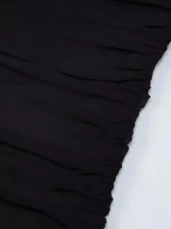 Robe de soirée noire à manches courtes et col montant