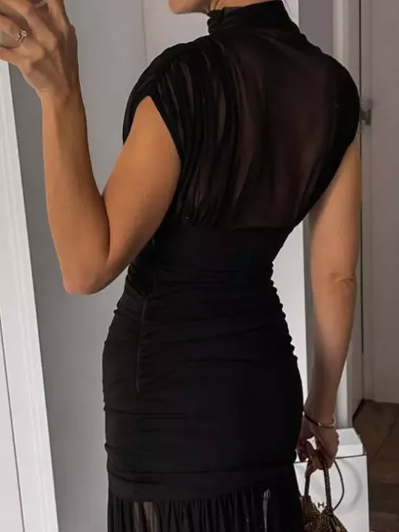 Robe de soirée noire à manches courtes et col montant
