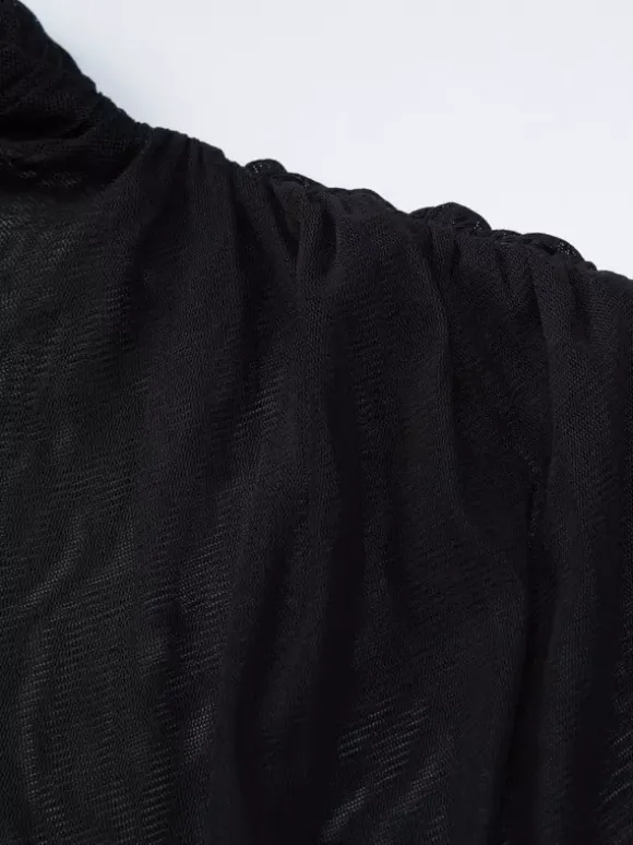 Robe de soirée noire à manches courtes et col montant