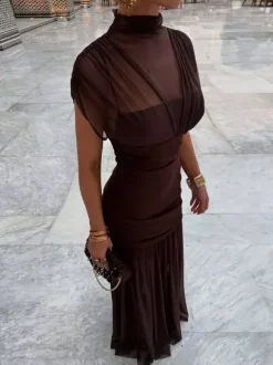 Robe de soirée noire à manches courtes et col montant