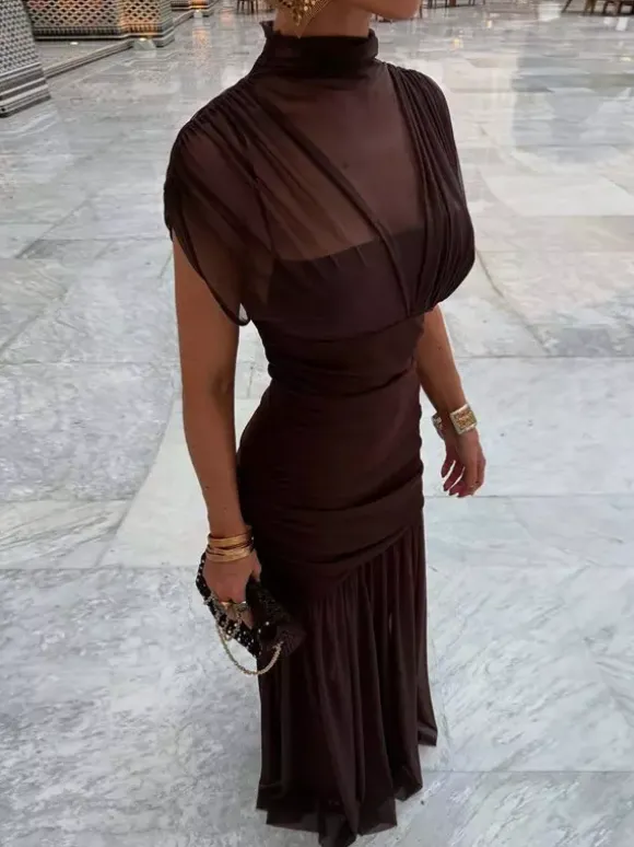 Robe de soirée noire à manches courtes et col montant