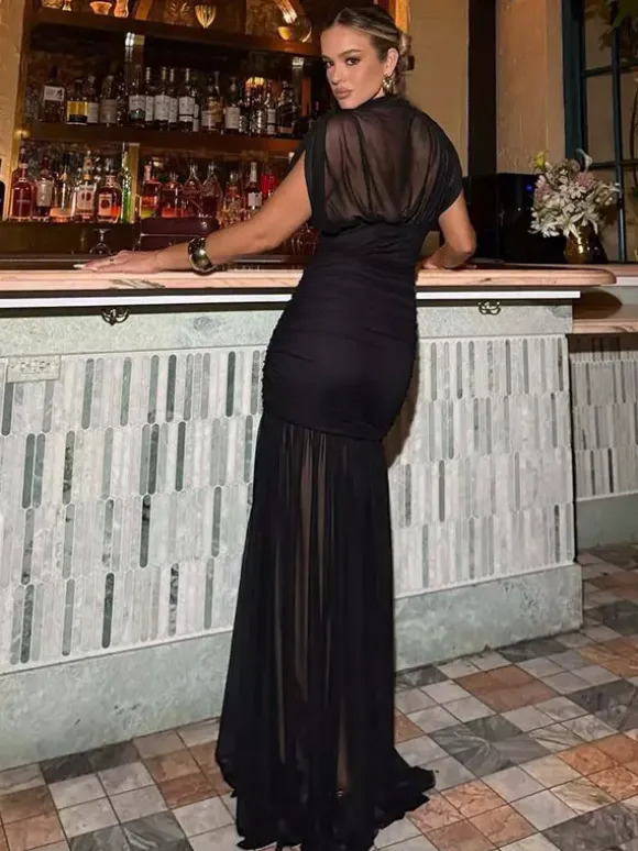 Robe de soirée noire à manches courtes et col montant