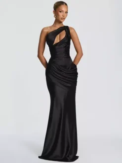 Robe de soirée plissée longue en satin soyeux à encolure travaillée et élastique idéale pour les fêtes formelles.