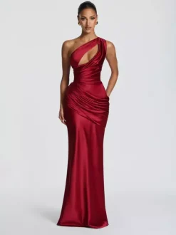 Robe de soirée plissée longue en satin soyeux à encolure travaillée et élastique idéale pour les fêtes formelles.