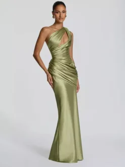 Robe de soirée plissée longue en satin soyeux à encolure travaillée et élastique idéale pour les fêtes formelles.