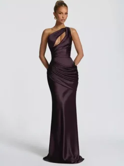 Robe de soirée plissée longue en satin soyeux à encolure travaillée et élastique idéale pour les fêtes formelles.