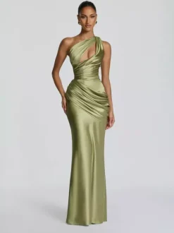 Robe de soirée plissée longue en satin soyeux à encolure travaillée et élastique idéale pour les fêtes formelles.