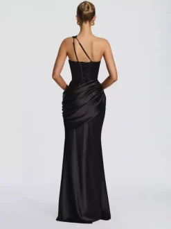 Robe de soirée plissée longue en satin soyeux à encolure travaillée et élastique idéale pour les fêtes formelles.