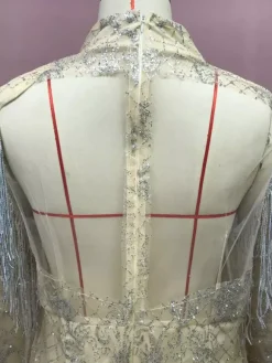 Robe de soirée pour femme col montant chic sequins manches longues dos nu argentée sexy