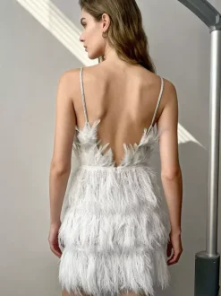 Robe de soirée pour femme blanche bretelles col à plumes sans manches dos nu en polyester sexy