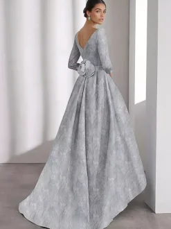 Robe de soirée pour la mère de la mariée décolleté travaillé manches 3/4 coupe trapèze imprimé floral longueur thé idéale pour un mariage.