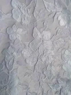 Robe de soirée pour la mère de la mariée décolleté travaillé manches 3/4 coupe trapèze imprimé floral longueur thé idéale pour un mariage.