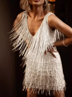 Robe de soirée sexy argentée à franges col en V et dos nu sans manches.