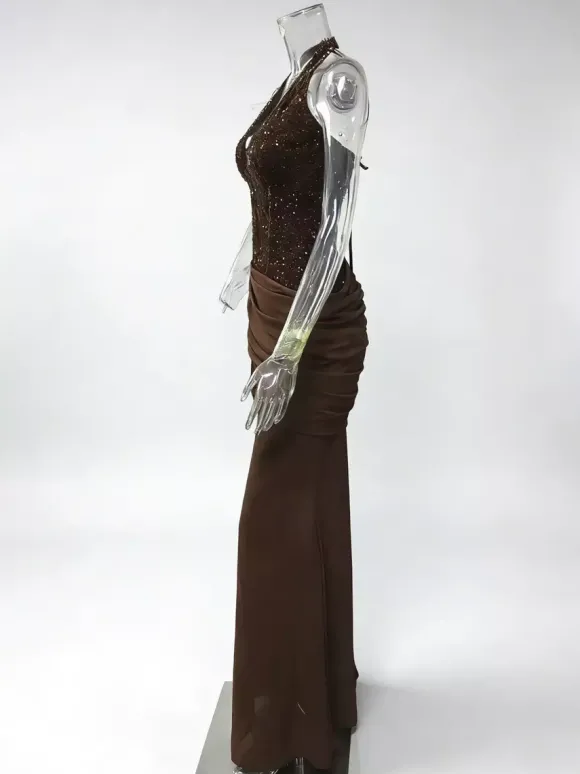 Robe de soirée sirène à col halter et sequins ornée d'une taille froncée collection femme 2026