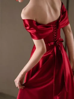 Robe de soirée trapèze  col bateau  tissu satiné  longueur au sol  robes de concours sociaux