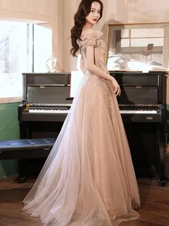 Robe de soirée trapèze  décolleté illusion  longueur au sol  manches courtes  lacets appliqués en tulle  robes de soirée formelles