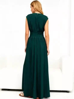 Robe de soirée vert émeraude cintrée et élégante avec jupe plissée parfaite pour les événements formels.