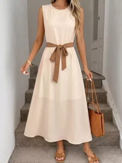 Robe de tous les jours décontractée mi-longue en satin crème sans manches encolure ornée de perles ceinture assortie robe habillée