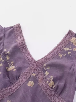Robe de tous les jours pour femme violette à fleurs décolleté en V taille haute et manches courtes.