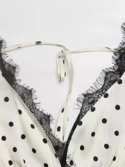 Robe de vacances fluide mi-longue à pois ivoire décolleté en V profond manches à volants dos nu en dentelle taille à nouer
