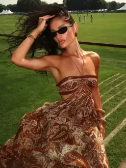 Robe de vacances maxi fluide à imprimé cachemire dos nu et bustier taille découpée style jacquard.