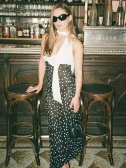 Robe de vacances maxi sans manches à pois col en V robe noire sexy