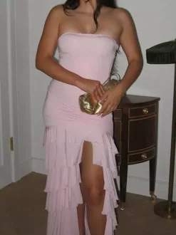 Robe de vacances sans bretelles à volants froncés et fente robe moulante midi pour la plage