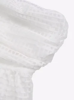 Robe d'été blanche courte sans manches style mini idéale pour une soirée en amoureux.