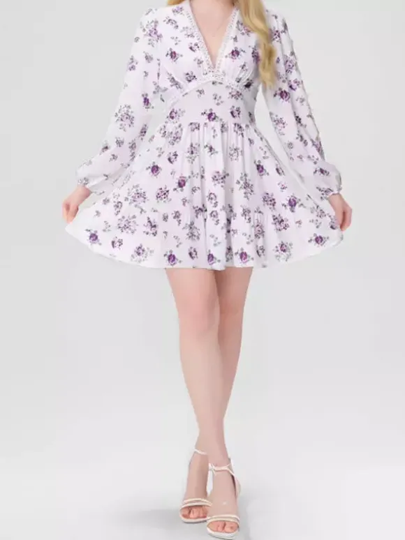 Robe d'été blanche élégante à manches longues et imprimé floral col en V idéale pour un rendez-vous galant.