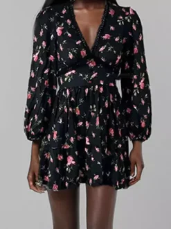 Robe d'été blanche élégante à manches longues et imprimé floral col en V idéale pour un rendez-vous galant.