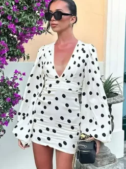 Robe d'été décontractée à manches longues col en V et manches bouffantes style mini à pois pour une soirée en amoureux.