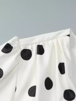 Robe d'été décontractée à manches longues col en V et manches bouffantes style mini à pois pour une soirée en amoureux.