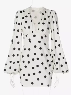Robe d'été décontractée à manches longues col en V et manches bouffantes style mini à pois pour une soirée en amoureux.