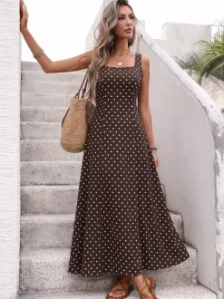 Robe d'été longue à pois marron bretelles spaghetti coupe fluide style évasé.