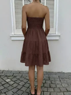 Robe d'été marron clair pour une soirée en amoureux mini sans manches et dos nu.
