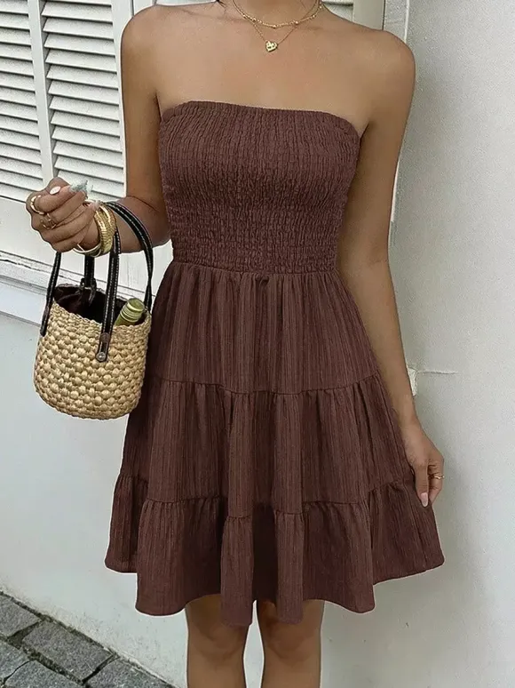 Robe d'été marron clair pour une soirée en amoureux mini sans manches et dos nu.