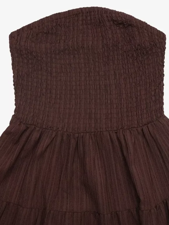 Robe d'été marron clair pour une soirée en amoureux mini sans manches et dos nu.