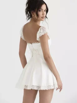 Robe d'été noire décontractée mini-robe en dentelle sans manches à bretelles col montant style mini.