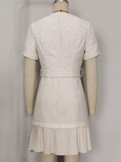 Robe en tweed abricot à manches courtes et boutons dorés pour l'été 2026