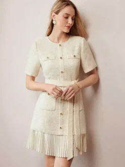 Robe en tweed abricot à manches courtes et boutons dorés pour l'été 2026