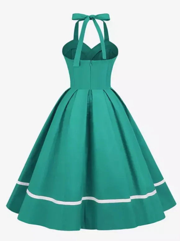 Robe glamour rétro style années 50 bordeaux à boutons superposés sans manches décolleté c艙ur coupe trapèze